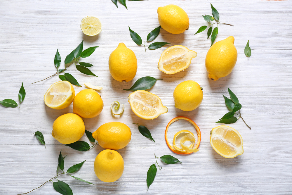 Pile,of,lemons,on,wooden,table